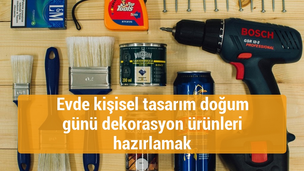 Evde kişisel tasarım doğum günü dekorasyon ürünleri hazırlamak