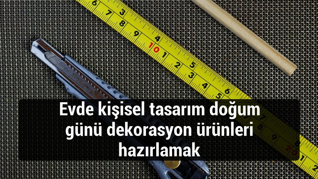 Evde kişisel tasarım doğum günü dekorasyon ürünleri hazırlamak