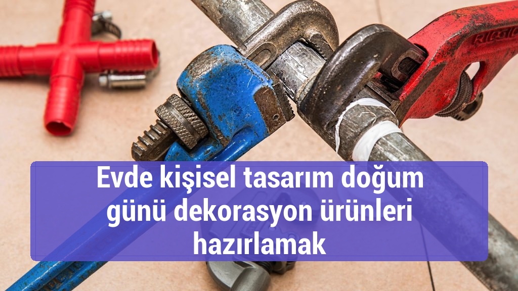 Evde kişisel tasarım doğum günü dekorasyon ürünleri hazırlamak